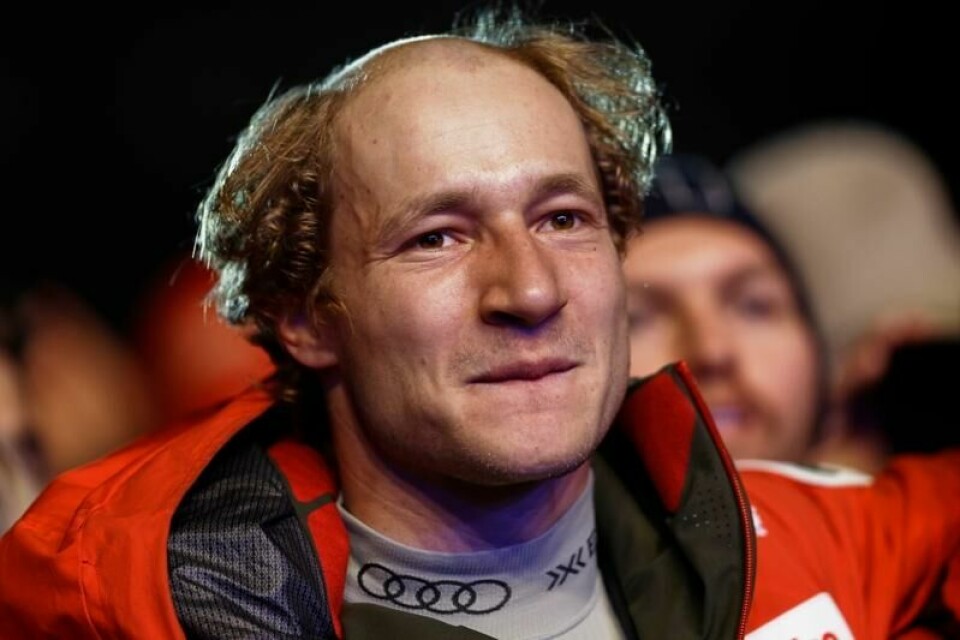 Hei, Sveits! Marco Odermatt hadde ny frisyre da han møtte opp for å feire VM-medaljene til Franjo von Allmen og Alexis Monney. Hei, Sveits! Marco Odermatt hadde ny frisyre da han møtte opp for å feire VM-medaljene til Franjo von Allmen og Alexis Monney. Foto: Gabriele Facciotti / AP / NTB
