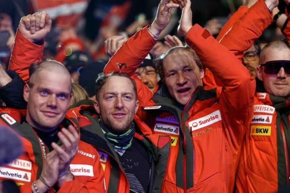 Stefan Rogentin, Justin Murisier og Marco Odermatt hadde alle delvis barbert hode før gullfesten i Saalbach-Hinterglemm. Stefan Rogentin, Justin Murisier og Marco Odermatt hadde alle delvis barbert hode før gullfesten i Saalbach-Hinterglemm. Foto: Gabriele Facciotti / AP / NTB