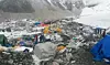Fjellklatrere og lokale guider betrakter telt- og klatreutstyr som lå strødd etter et jordskjelv som blant annet rammet Everest Base Camp i Nepal. Det er igangsatt tiltak for å fjerne slikt avfall. Arkivfoto fra 28. april 2015. Foto: Nima Namgyal Sherpa / AP