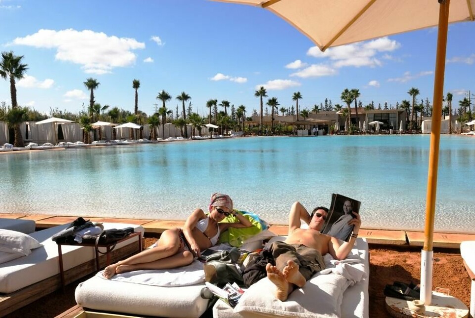OASE: Midt ute i ørkenen, like utenfor Marrakech, ligger oasen La Plage Rouge – den røde stranden – som ikke bare har en kunstig strand, men også et utmerket kjøkken. OASE: Midt ute i ørkenen, like utenfor Marrakech, ligger oasen La Plage Rouge – den røde stranden – som ikke bare har en kunstig strand, men også et utmerket kjøkken.