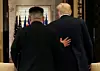 Eksperten som har skrevet den nye romanen, Jeffrey Lewis, mener man ikke skal forvente for mye av tilnærmingen mellom partene i Korea-konflikten. Her fra toppmøtet mellom Nord-Koreas leder Kim Jong-un og USAs president Donald Trump i Singapore 12. juni. Scanpix/Reuters.