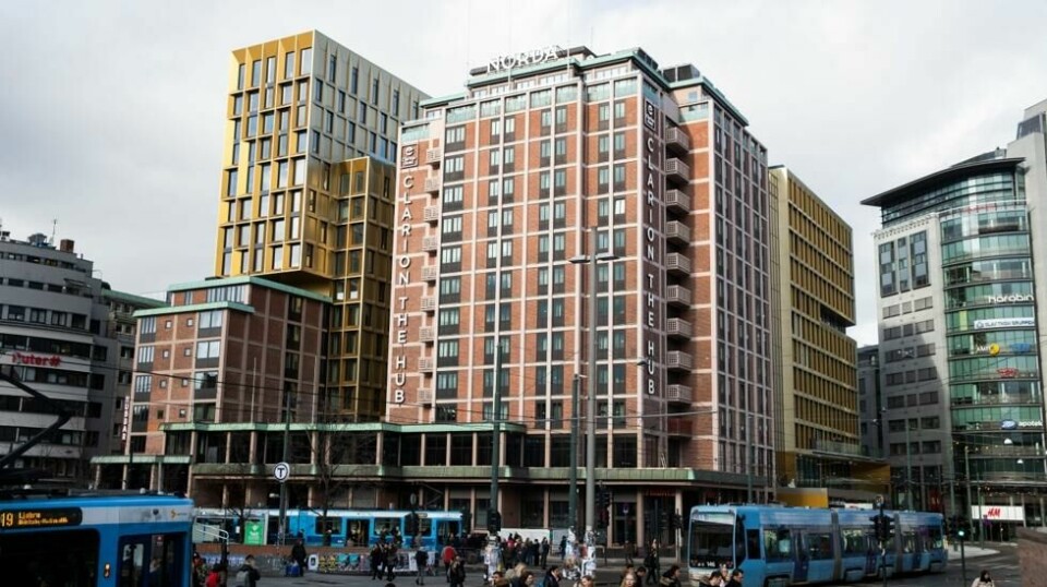Hotellene forteller om en nedgang på 40 prosent i bestillinger fra norske gjester i perioden juni til august, sammenlignet med i fjor. Samtidig er det svært få nordmenn som ønsker å feriere i byene i sommer. NHO Reiseliv frykter krisesommer for byhotellene. Her er Clarion Hotel the Hub i Oslo sentrum.