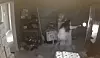 SKUDDFLAMME: Kvinnen skjøt da hun så gjerningsmennene i huset. En av de ble drept. I overvåkningsvideoen kan man se skuddflammene i det kvinnen løsnet flere skudd. Foto: Overvåkningsvideo