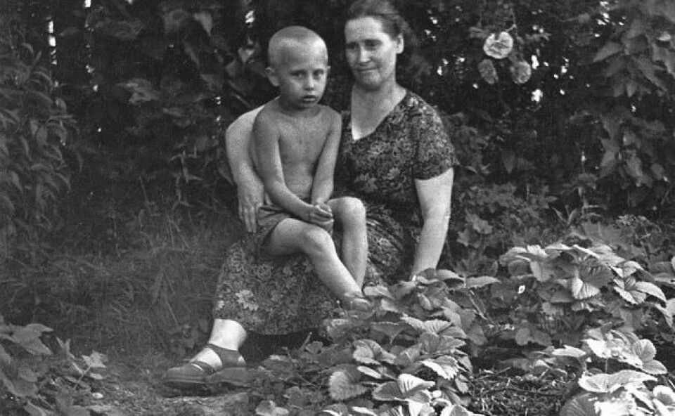 Bildet er tatt i 1958 og viser seks år gamle Vladimir som sitter på fanget til sin mor Marija Ivanovna. Bildet er tatt i 1958 og viser seks år gamle Vladimir som sitter på fanget til sin mor Marija Ivanovna. Foto: Wikimedia Commons