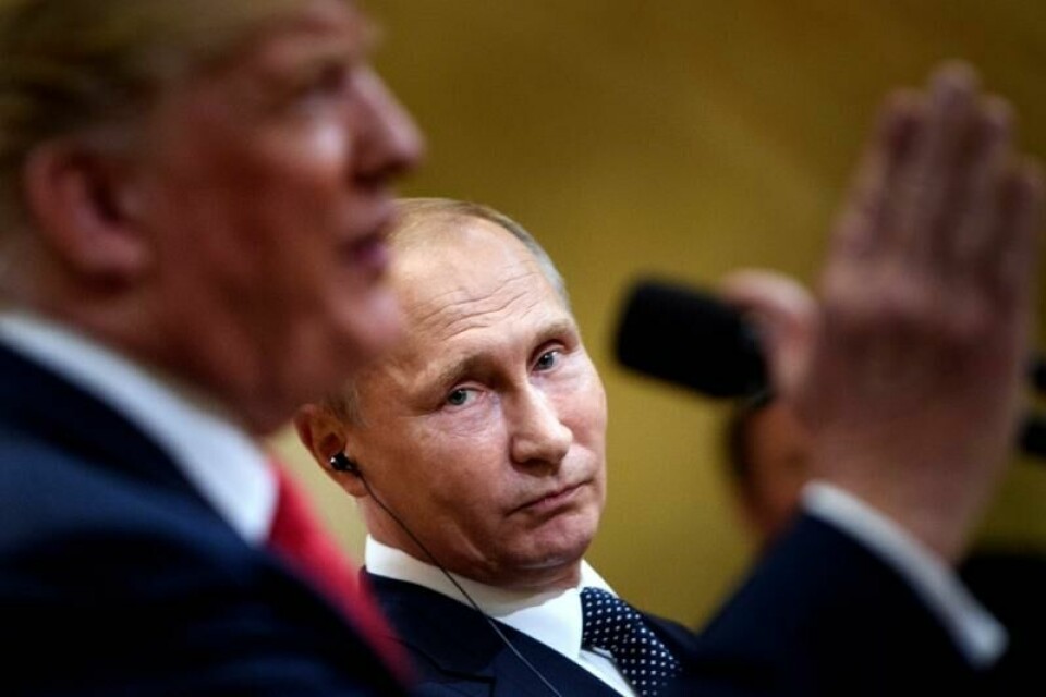 Russlands president Vladimir Putin lytter mens USAs president Donald Trump taler under en pressekonferanse i Finlands presidentpalass 16. juli 2018 i Helsinki, Finland. Nå har de gjenopptatt kontakten, og forholdet mellom USA og Russland er i ferd med å endres. (Foto: Brendan Smialowski / AFP)