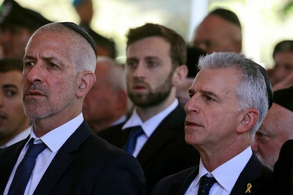 Den israelske sikkerhetstjenesten Shin Bet etterforsker statsminister Benjamin Netanyahu for angivelige pengegaver fra Qatar. Netanyahu forsøker å sparke Shin Bets leder Ronen Bar (t.v.), som her sitter sammen med Mossads leder David Barnea (t.h.). Den israelske sikkerhetstjenesten Shin Bet etterforsker statsminister Benjamin Netanyahu for angivelige pengegaver fra Qatar. Netanyahu forsøker å sparke Shin Bets leder Ronen Bar (t.v.), som her sitter sammen med Mossads leder David Barnea (t.h.). Foto: AP / NTB