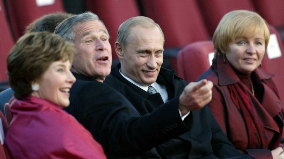Her er Putin og hans kone Ljudmila avbildet sammen med daværende førstedame Laura Bush og tidligere president George W. Bush i 2003. Her er Putin og hans kone Ljudmila avbildet sammen med daværende førstedame Laura Bush og tidligere president George W. Bush i 2003. Foto: Mladen Antonov / Reuters/NTB