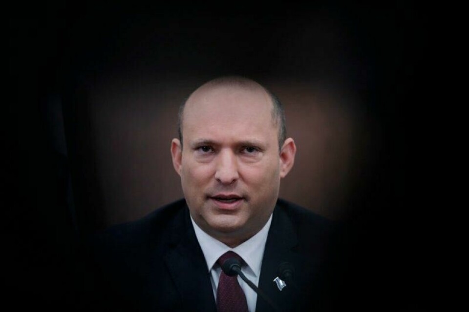 Israels tidligere statsminister Naftali Bennett anklager Benjamin Netanyahus kontor for å ha tatt imot pengegaver fra Qatar. Israels tidligere statsminister Naftali Bennett anklager Benjamin Netanyahus kontor for å ha tatt imot pengegaver fra Qatar. Foto: AP / NTB