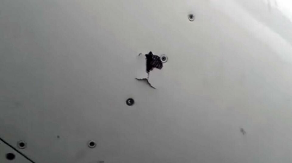 Tydelige skuddskader i flyskroget på flyplassen i Kongo. I en Youtube-video fra flyplassen kan man også se patroner ligge ved siden av flyet.