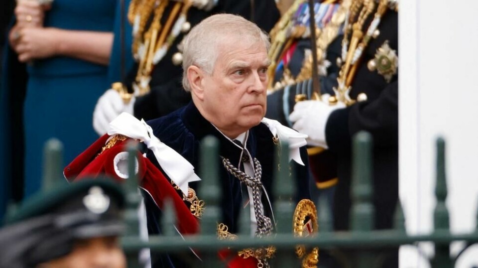Prins Andrew, hertugen av York forlater Westminster Abbey etter kroningsseremonien til kong Charles III.