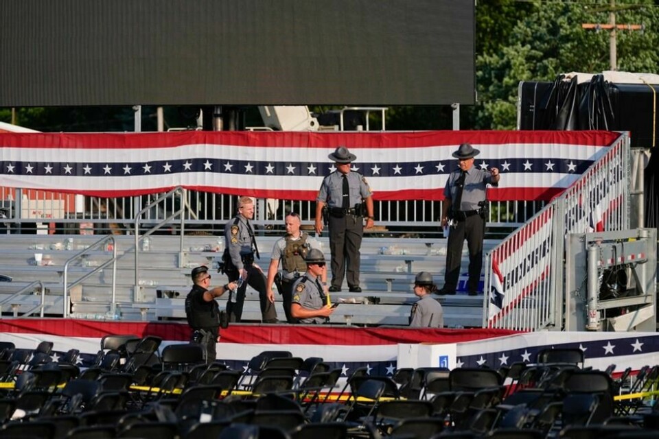 Slik så det ut etter at folkemengden i Pennsylvania hadde forlatt Trumps valgmøte – der attentatet fant sted. Slik så det ut etter at folkemengden i Pennsylvania hadde forlatt Trumps valgmøte – der attentatet fant sted. Foto: Evan Vucci / AP