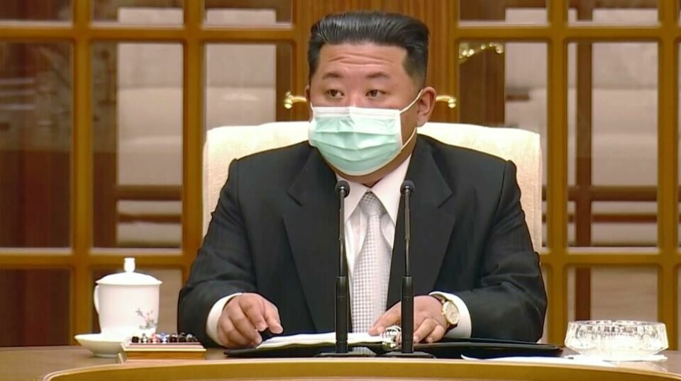 Nord-Koreas leder Kim Jong-un var iført munnbind da han erklærte landets første smittebølge 12. mai.