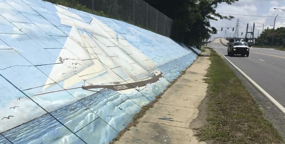 Et maleri av Clotilda langs innfartsåren til byen Africatown i Alabama. Her bosatte flere av afrikanerne som ble bortført av slaveskipet seg. Foto: AP / NTB scanpix. Et maleri av Clotilda langs innfartsåren til byen Africatown i Alabama. Her bosatte flere av afrikanerne som ble bortført av slaveskipet seg. Foto: AP / NTB scanpix.
