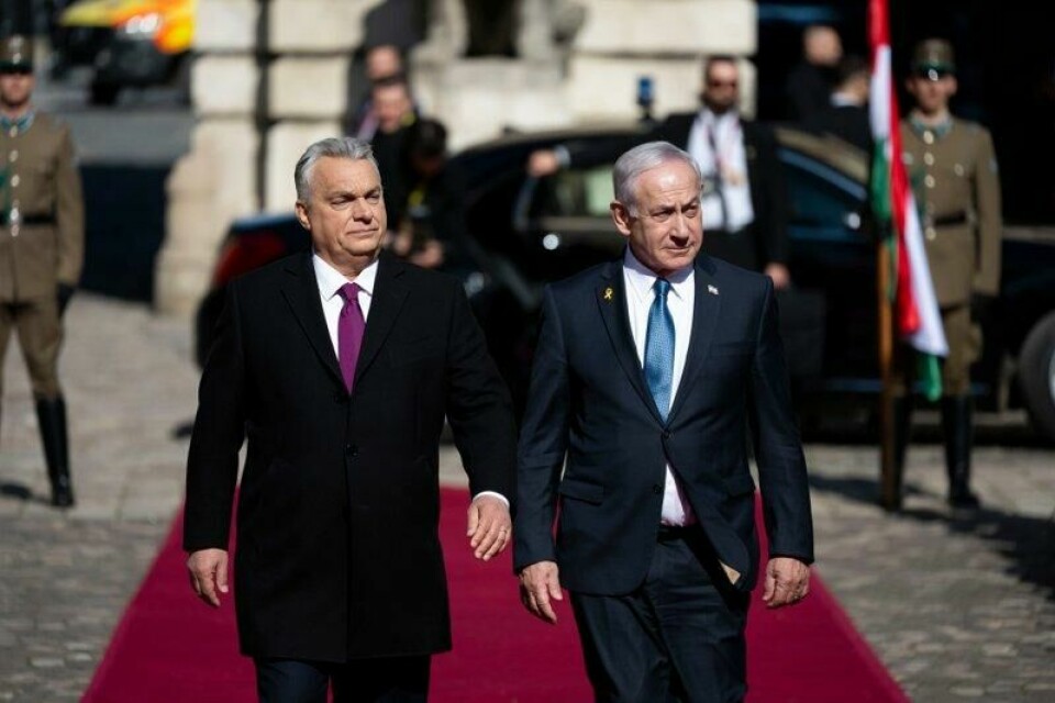 Israels statsminister Benjamin Netanyahu (til høyre) blir tatt imot av Ungarns statsminister Viktor Orban i Budapest torsdag.