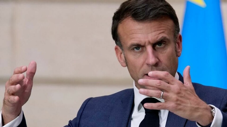 Frankrikes president Emmanuel Macron gjentar at det kan bli aktuelt å sende vestlige styrker til Ukraina. Foto: Christophe Ena / Pool via AP / NTB