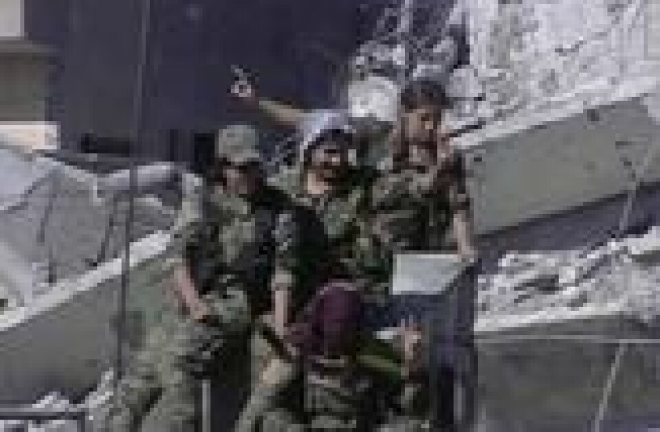 Kurdiske geriljakrigere feirer seieren i Raqqa 19. oktober 2017. Skjermbilde fra video via Scanpix/AP. Kurdiske geriljakrigere feirer seieren i Raqqa 19. oktober 2017. Skjermbilde fra video via Scanpix/AP.