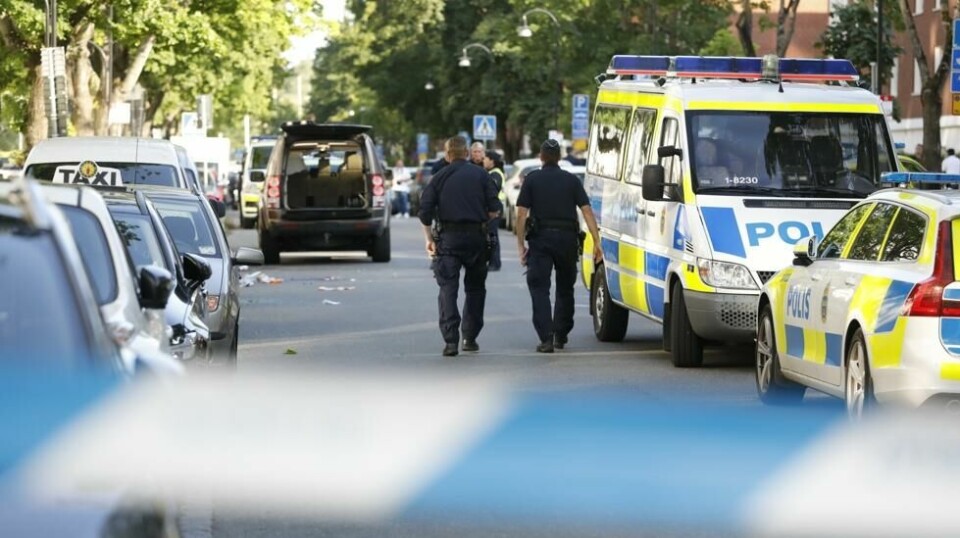 De siste årene har kriminelle gjenger stått bak en rekke skyteepisoder i hovedstadsområdet. Ifølge politiet har gjenger i Stockholm tilgang til automatvåpen, og gjerningsmennene blir stadig yngre. Bildet er fra en skuddveksling i Sollentuna nord i Stockholm hvor to personer ble alvorlig skadd. Foto: Christine Olsson / TT / NTB scanpix