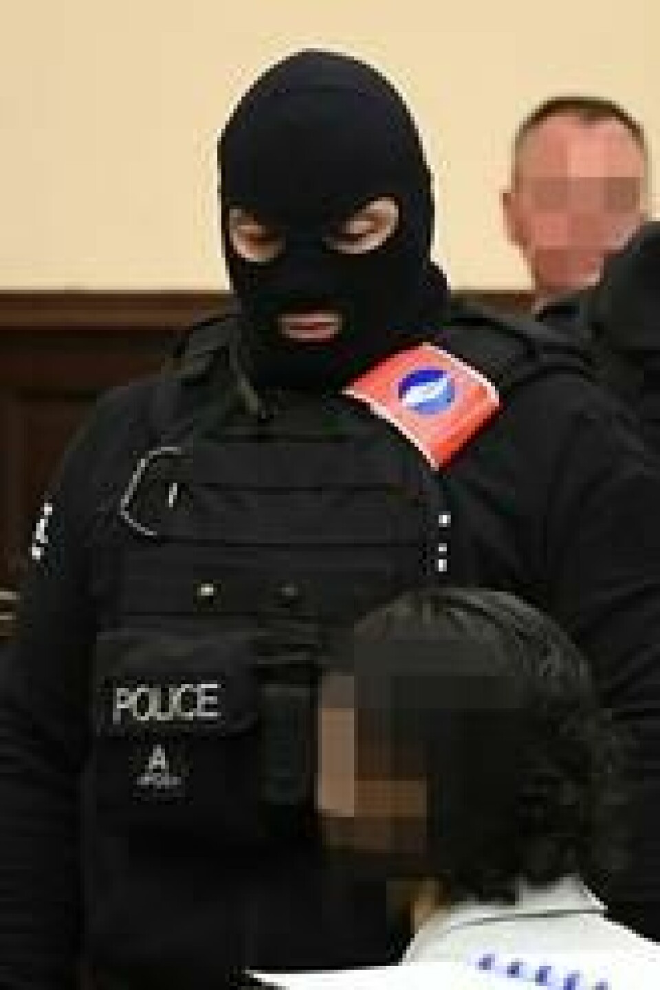 Salah Abdeslam (sittende), en av de mistenkte etter det antatte IS-angrepet i Paris i 2015, der 130 mennesker ble drept. I retten 5. februar 2018. Scanpix/Reuters. Abdeslam skal ha vært sjåfør, Salah Abdeslam (sittende), en av de mistenkte etter det antatte IS-angrepet i Paris i 2015, der 130 mennesker ble drept. I retten 5. februar 2018. Scanpix/Reuters. Abdeslam skal ha vært sjåfør,