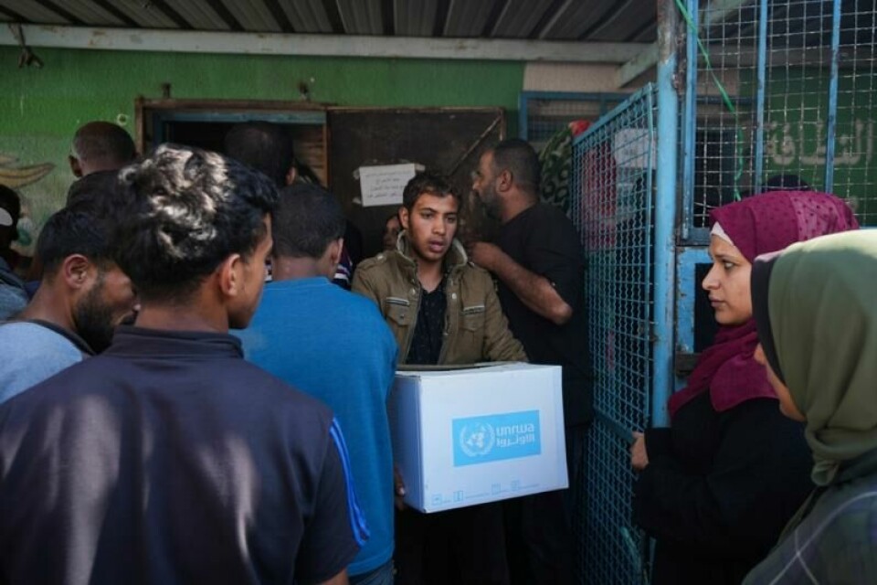 Palestinere i Nuseirat på Gazastripen mottok nødhjelp fra UNRWA i begynnelsen av november.