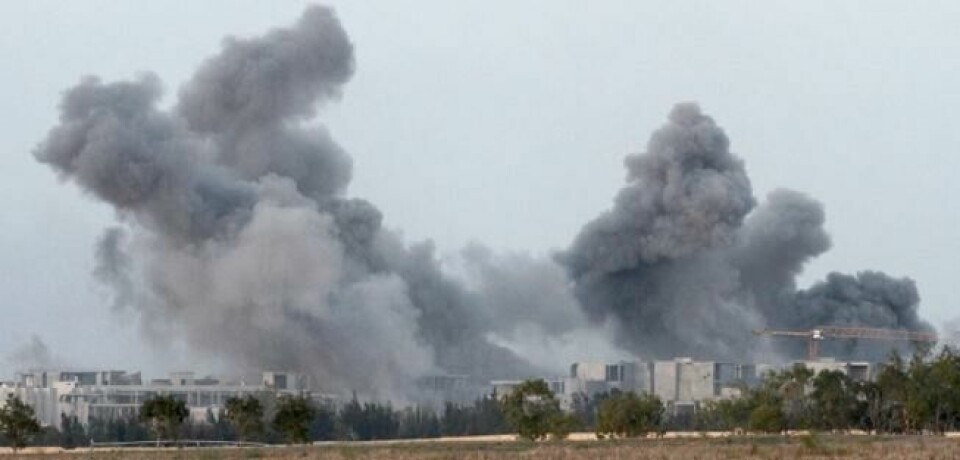 NORSKE BOMBER? Svart røyk velter opp etter Nato-bombardement av Muammar Gaddafis hjemby Sirte 7. oktober 2011. Natobombingen bidro til å få fjernet og lynsjet Gaddafi, uten at demokratiet så langt har sprunget ut i full blomst i Libya. NORSKE BOMBER? Svart røyk velter opp etter Nato-bombardement av Muammar Gaddafis hjemby Sirte 7. oktober 2011. Natobombingen bidro til å få fjernet og lynsjet Gaddafi, uten at demokratiet så langt har sprunget ut i full blomst i Libya. Foto: Anis Mili / Reuters/NTB scanpix
