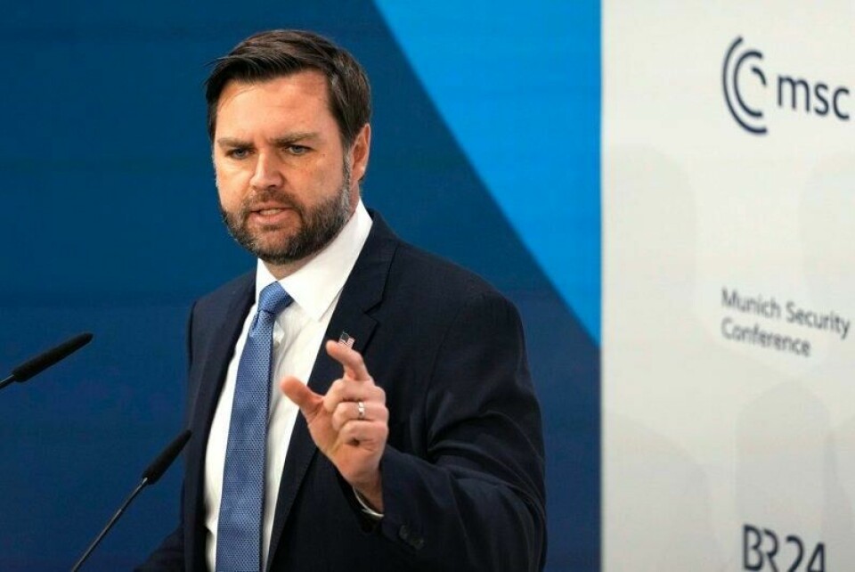 USAs visepresident J.D. Vance på talerstolen i München fredag.