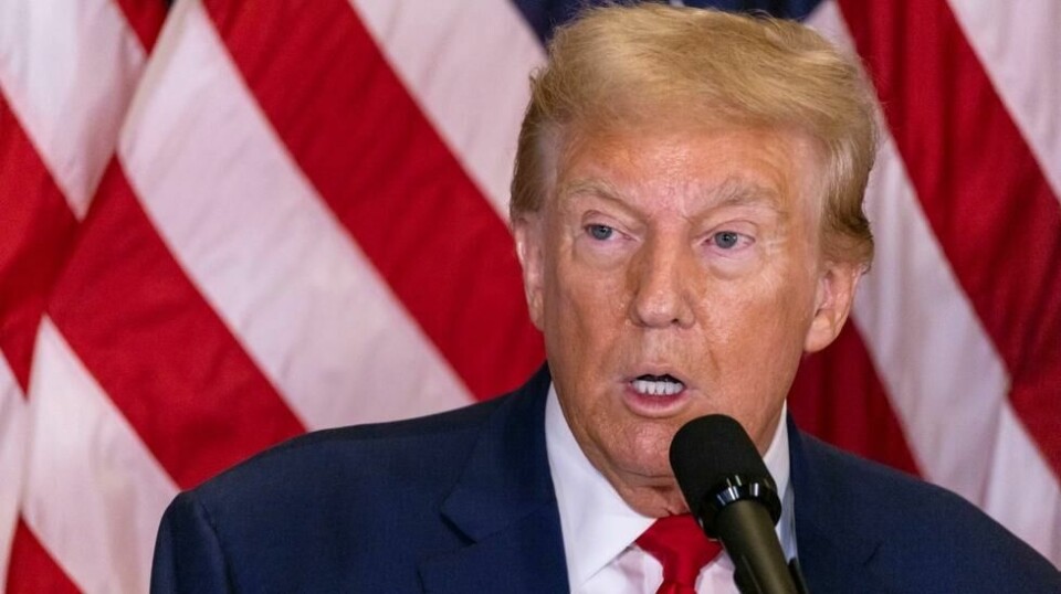 Donald Trump brukte fredagens pressekonferanse til å trekke fram gamle – og til dels mindre kjente – anklager om upassende seksuell atferd. Dermed gikk han igjen mot anbefalingene fra egne rådgivere om å holde seg til valgkampsaker. Foto: Stefan Jeremiah / AP / NTB