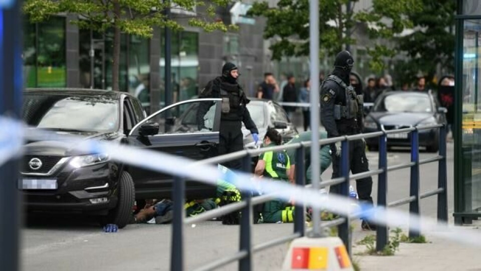 Ambulansepersonell tar hånd om en såret person etter en skyteepisode i Barkarby nordvest i Stockholm. Svensk politi sier at gjengkriminaliteten i Stockholm nå har høyeste prioritet. Ambulansepersonell tar hånd om en såret person etter en skyteepisode i Barkarby nordvest i Stockholm. Svensk politi sier at gjengkriminaliteten i Stockholm nå har høyeste prioritet. Foto: Fredrik Sandberg/tt / NTB scanpix