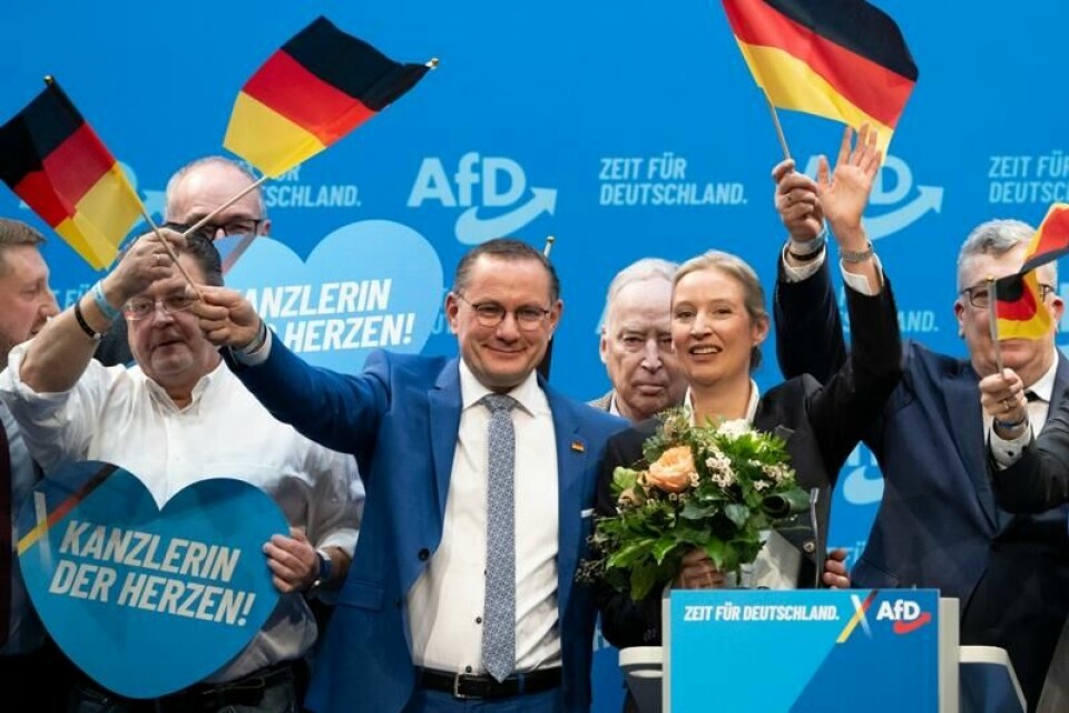 AfD feiret at Alice Weidel ble utnevnt til statsministerkandidat med flagg og blomster på scenen.