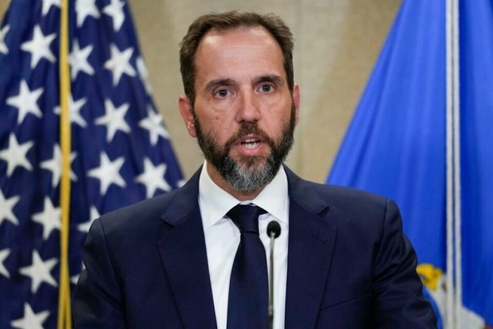 Spesialetterforsker Jack Smith får inntil videre ikke offentliggjort rapporten om de to etterforskningene av USAs påtroppende president Donald Trump.