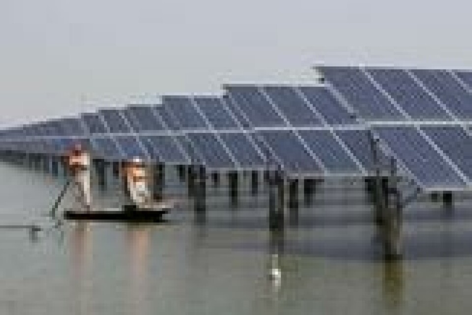 STØRRE TRUSSEL? Billig solenergi i utlandet kan gi større risiko for utflagging av norsk kraftforedlende industri enn europeiske kraftpriser i Norge, mner Anders Bjartnes. Her inspiseres solceller på et kraftanlegg i Lianyungang, Jiangsu, Kina, 16. mars 2016. STØRRE TRUSSEL? Billig solenergi i utlandet kan gi større risiko for utflagging av norsk kraftforedlende industri enn europeiske kraftpriser i Norge, mner Anders Bjartnes. Her inspiseres solceller på et kraftanlegg i Lianyungang, Jiangsu, Kina, 16. mars 2016. Foto: China Stringer Network / Reuters/NTB scanpix