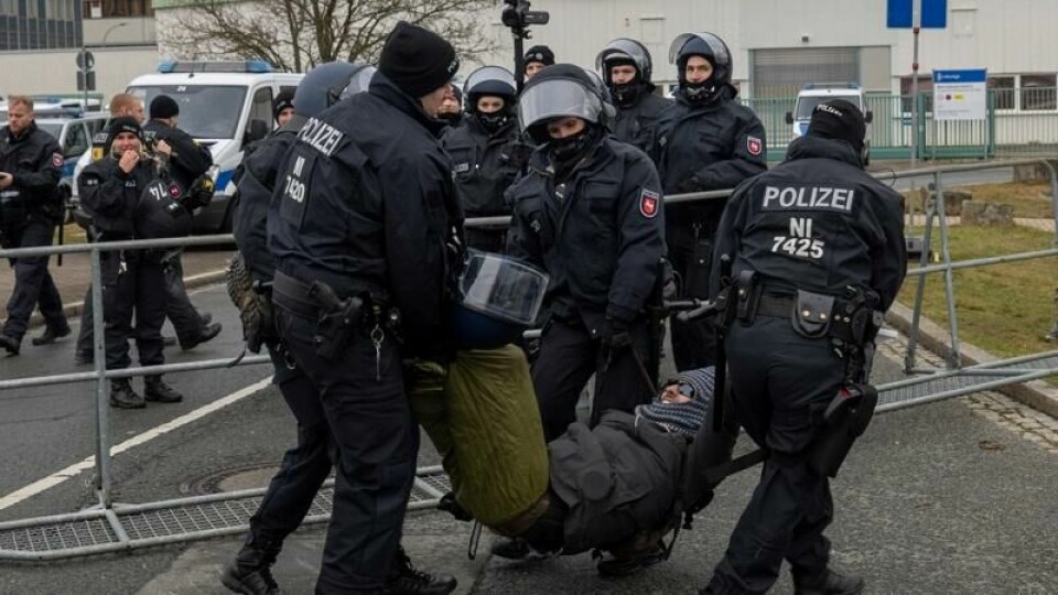 En demonstrant blir fjernet fra gaten utenfor AfDs landsmøte i Riesa lørdag. En demonstrant blir fjernet fra gaten utenfor AfDs landsmøte i Riesa lørdag. Foto: Daniel Wagner / dpa via AP / NTB