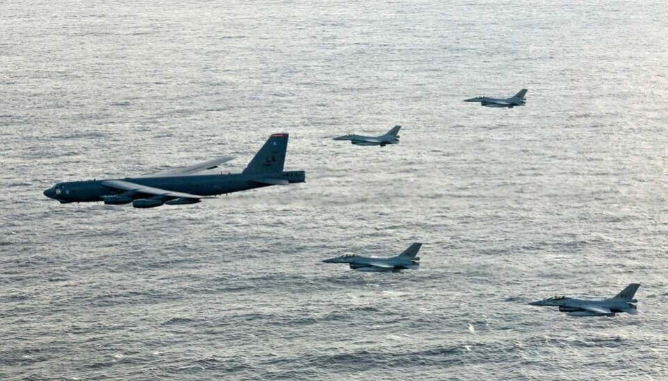 Fire norske F-16 jagerfly under en øvelse med et amerikansk med et B-52 bombefly fra US Air Force.