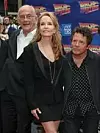 Michael J. Fox (t.h.) sammen med Lea Thompson (62) og Christopher Lloyd (85), som alle tre spilte sammen i «Tilbake til fremtiden«-filmene. De var samlet igjen tidligere i år i forbindelse med en musikal på Broadway i New York basert på filmene. Foto: Andy Kropa / AP