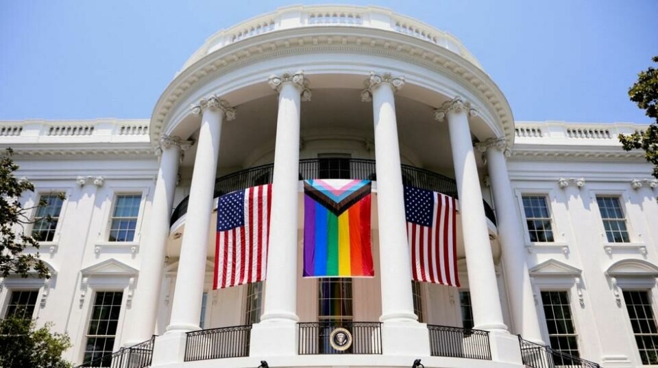 Pride-flagget henger fra balkongen til Det hvite hus under en Pride-feiring, arrangert av president Joe Biden.