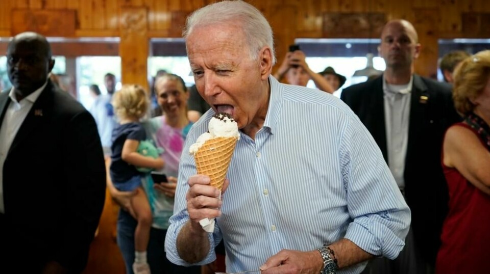President Joe Biden spiser iskrem på et besøk i Michigan.