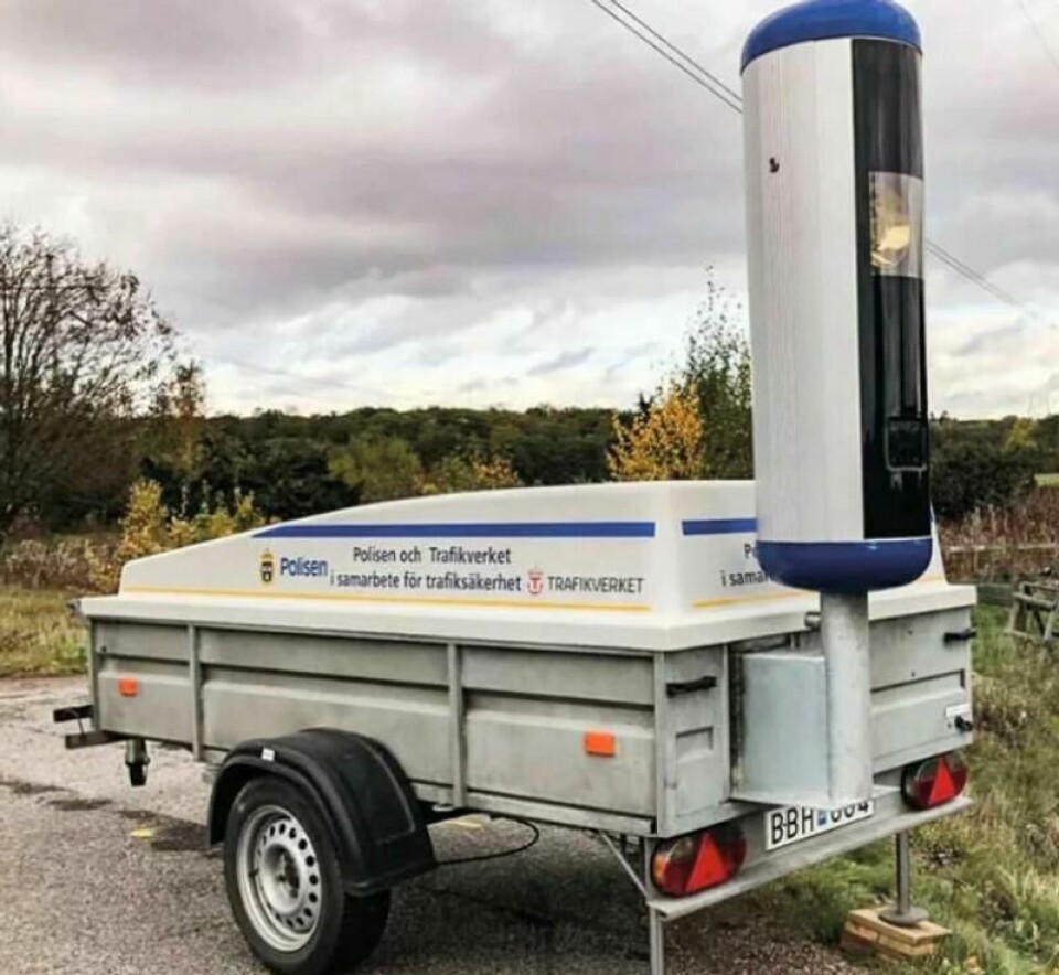 TILHENGER: Fotoboksen er montert på en enkel varehenger. Under lokket sitter batteri og annet som er nødvendig for at boksen og kameraet skal fungere. Foto: Svensk politi TILHENGER: Fotoboksen er montert på en enkel varehenger. Under lokket sitter batteri og annet som er nødvendig for at boksen og kameraet skal fungere. Foto: Svensk politi