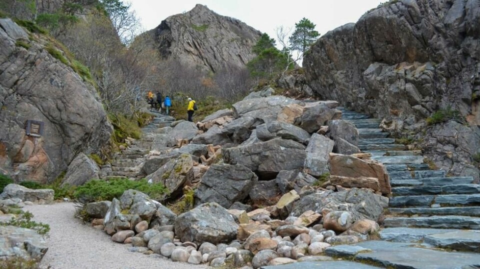 Sherpastier og trapper rundt Torghatten.