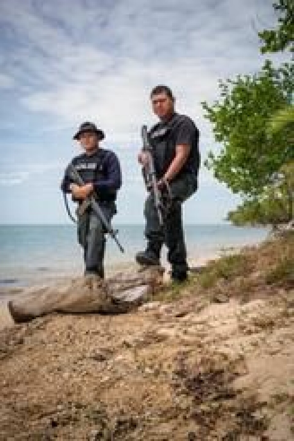 PÅ VAKT: Politimennene Fendi og Hafiz sørger for sikkerheten når vi besøker den lille øya Libaran helt øst på Borneo. PÅ VAKT: Politimennene Fendi og Hafiz sørger for sikkerheten når vi besøker den lille øya Libaran helt øst på Borneo.