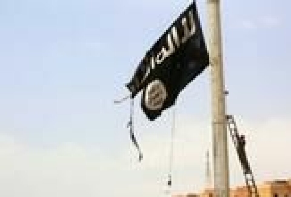 Medlem av de USA-støttede Syriske demokratiske styrker tar ned et IS-flagg i byen Tabqa, 55 kilometer vest for Raqqa. Bildet er tatt 30. april 2017. Medlem av de USA-støttede Syriske demokratiske styrker tar ned et IS-flagg i byen Tabqa, 55 kilometer vest for Raqqa. Bildet er tatt 30. april 2017. Foto: Delil Souleiman / AFP