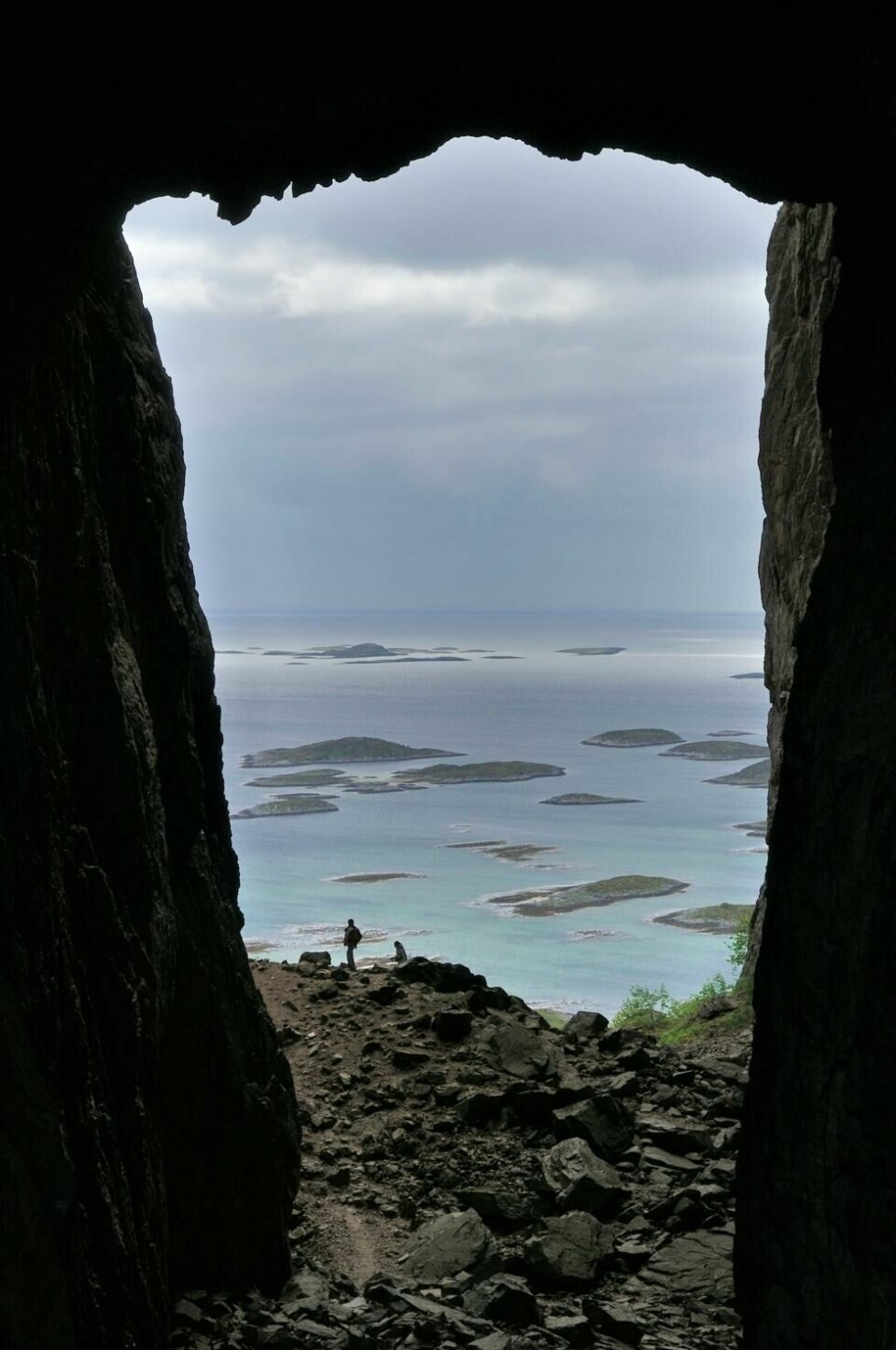 Utsikt ut over øyriket i Helgeland sett gjennom hullet i Torghatten, naturattraksjon på sidevei fra Nasjonal turistveg Helgelandskysten. Utsikt ut over øyriket i Helgeland sett gjennom hullet i Torghatten, naturattraksjon på sidevei fra Nasjonal turistveg Helgelandskysten. Foto: Steinar Skaar / Statens vegvesen
