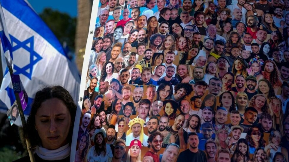 Israels Eurovision-låt handler om sorgen etter Hamas-angrepet på Israel 7. oktober, sier en talsperson for den israelske kringkasteren KAN til svensk P3. Her fra en demonstrasjon til minne om ofrene tidligere i februar.