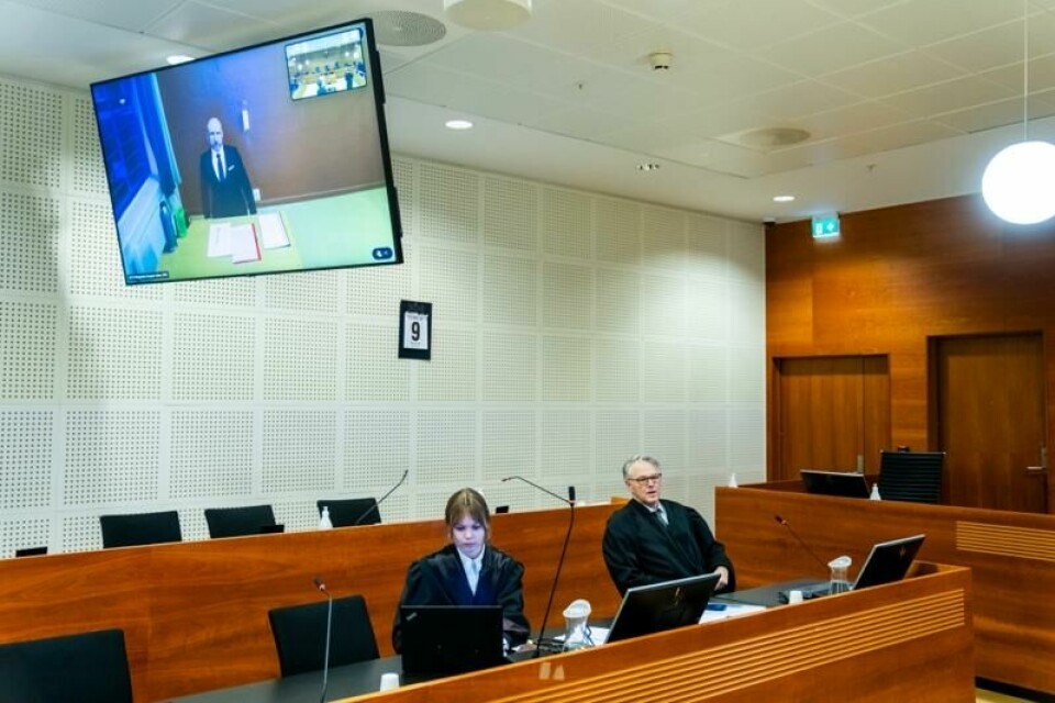 Anders Behring Breivik på videolink og forsvarerne Marte Lindholm og Øystein Storrvik under behandling av saken om soningsforholdene for Breivik etter terrordommen fra 2012.
