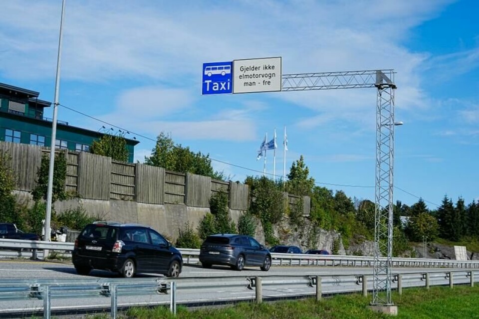 Kollektivfeltene på E18 vest for Oslo har lenge vært åpne for elbiler. I mai ble de stengt, og Stortingsflertallet vil ikke åpne dem igjen.