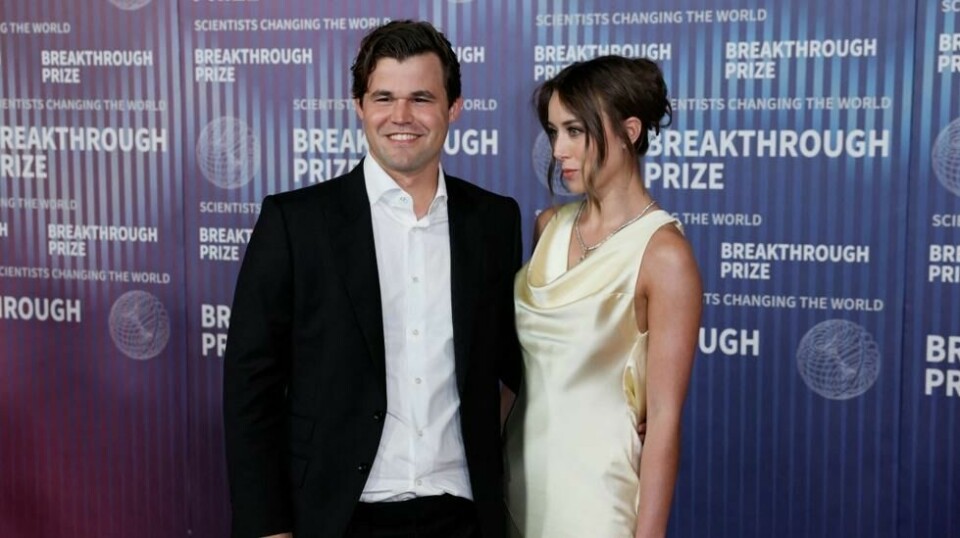 Sjakkstjernen Magnus Carlsen på rød løper i Los Angeles med hemmelig følge på armen.