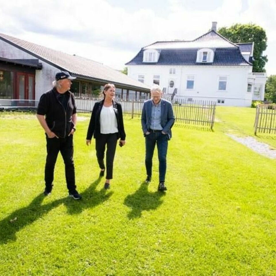 Atle Brynestad sammen med Nils Henrik Geitle i kjeden De Historiske og Hege Bredvold Hunstad, som er hotellsjef ved Thorbjørnrud Hotell. : Atle Brynestad sammen med Nils Henrik Geitle i kjeden De Historiske og Hege Bredvold Hunstad, som er hotellsjef ved Thorbjørnrud Hotell. : Foto: Andreas Klemsdal / Finansavisen