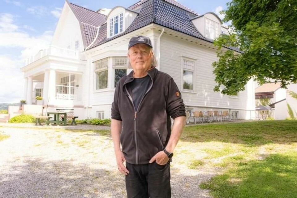 Atle Brynestad foran det som en gang var direktørboligen for sjefen på Hadeland Glassverk. Atle Brynestad foran det som en gang var direktørboligen for sjefen på Hadeland Glassverk. Foto: Andreas Klemsdal / Finansavisen