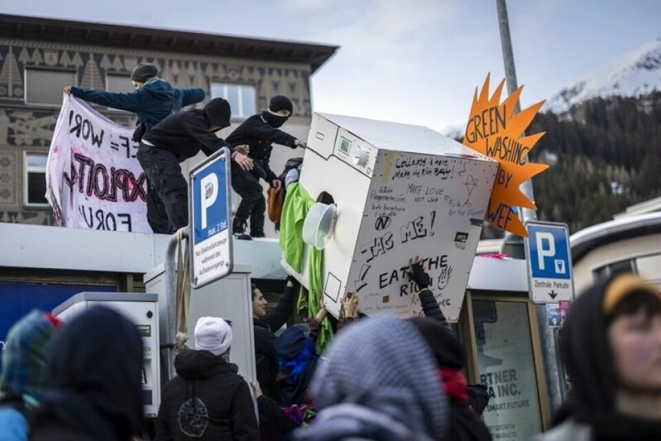 Det var store demonstrasjoner i Davos søndag, dagen før årets WEF-møte åpner.