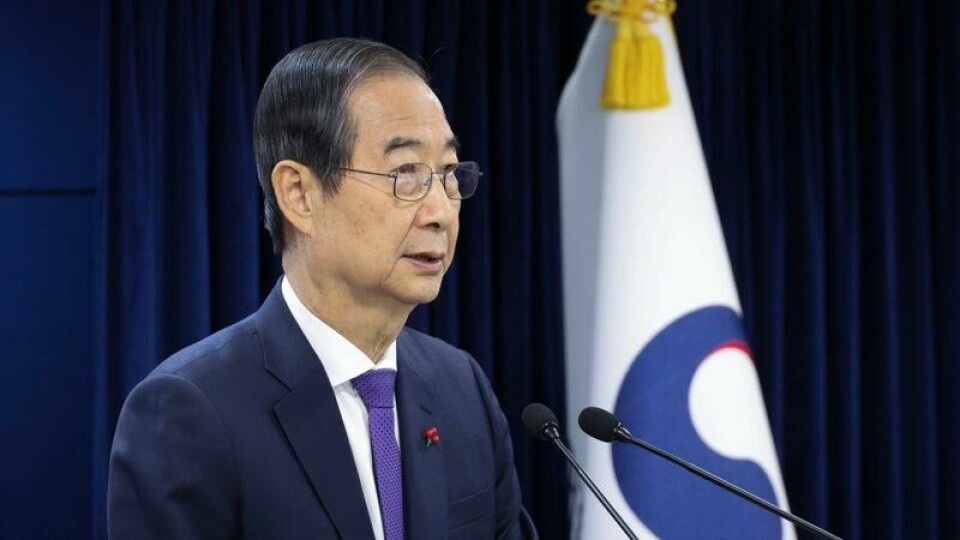Han Duck-soo tok over som fungerende president da Yoon Suk-yeol ble stilt for riksrett og suspendert i desember. Senere gikk nasjonalforsamlingen inn for riksrettssak også mot Han, men dette ble mandag forkastet av forfatningsdomstolen.