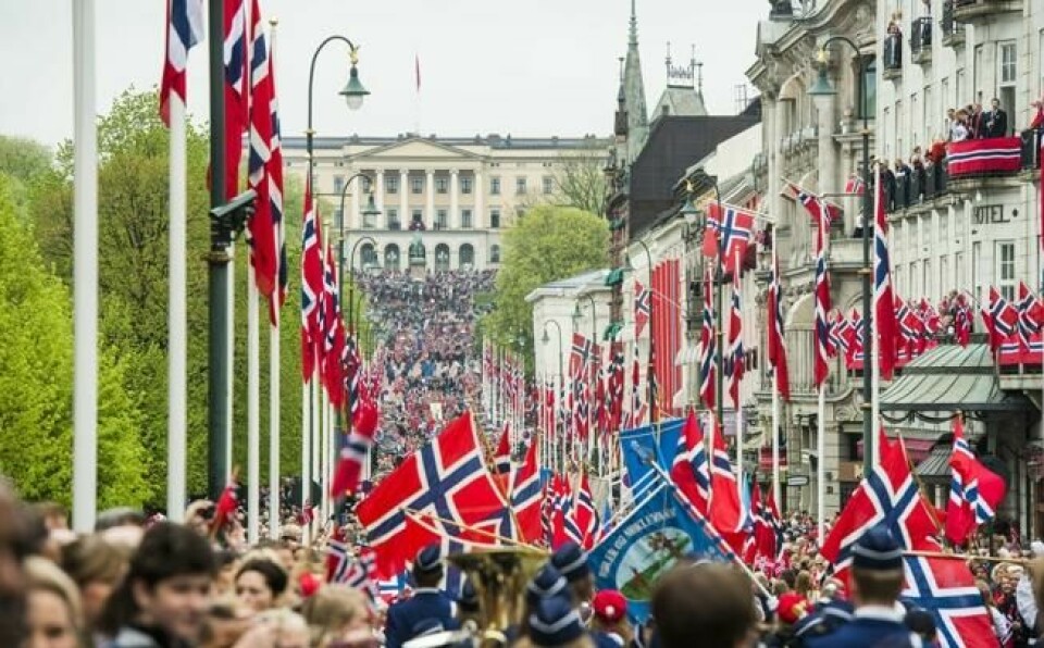 Kong Karl Johan var stor motstander av 17. mai. I dag brukes gaten oppkalt etter ham som Norges paradegate - her med utsikt mot slottet i Oslo sentrum 17. mai 2017. Foto: Fredrik Varfjell / NTB scanpix. Kong Karl Johan var stor motstander av 17. mai. I dag brukes gaten oppkalt etter ham som Norges paradegate - her med utsikt mot slottet i Oslo sentrum 17. mai 2017. Foto: Fredrik Varfjell / NTB scanpix.