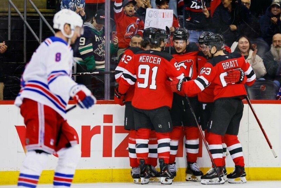 New Jersey Devils feirer en scoring mot New York Rangers lørdag. Rangers-tapet betyr at Emil Lilleberg og hans Tampa Bay Lightning er sluttspillklare.